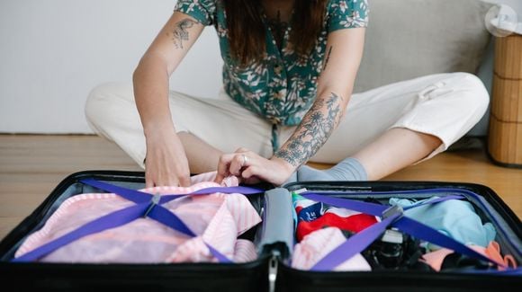 Com criatividade e algumas escolhas estratégicas, é possível montar um guarda-roupa cápsula para a sua mala