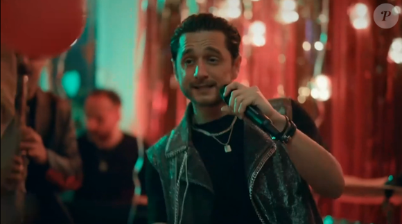 Atilla foge da festa organizada por Filiz; mafioso reconhece o cantor que a mãe de Karsu contratou, na novela 'Coração de Mãe'