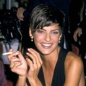 Linda Evangelista adotou, em 1989, um pixie volumoso, com topo repicado, laterais afuniladas e bastante movimento, acompanhando a estética marcante das supermodelos dos anos 1980