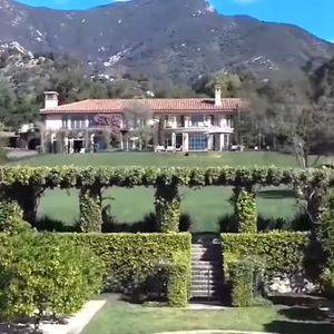 As casas destinadas aos hóspedes acrescentam três quartos e dois banheiros à estrutura da propriedade milionária em Montecito
