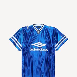 Virginia Fonseca aposta em camiseta de R$ 8,5 mil da Balenciaga para assistir a Vini Jr. em jogo do Real Madrid no Estádio Bernabéu