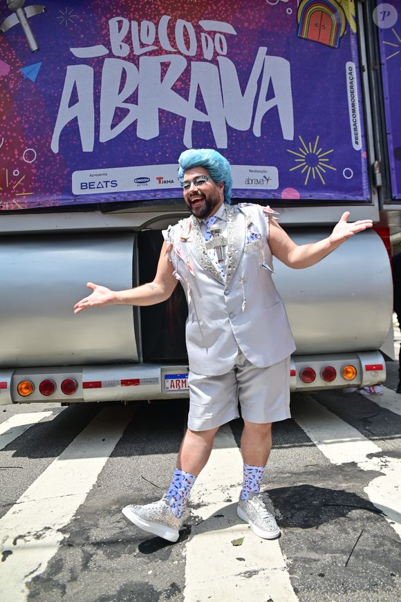 Carnaval 2025: neto de  Silvio Santos, Tiago Abravanel colocou uma roupa semelhante ao do avó ao puxar o 'Bloco do Abrava'