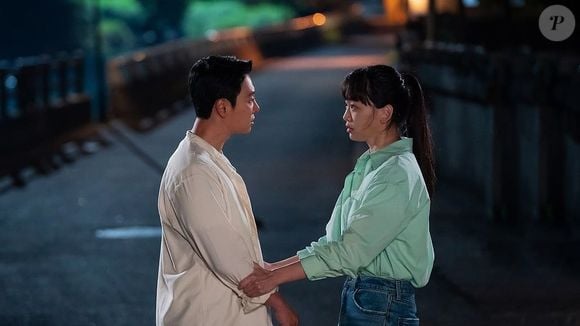 'Meu Estranho Perfeitp': um âncora de jornal e uma editora têm suas vidas transformadas ao viajarem no tempo simultaneamente