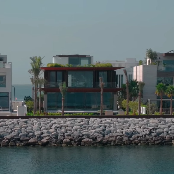 Conhecida pela privacidade extrema, a ilha artificial escolhida por Cristiano Ronaldo fica próxima ao centro de Dubai e abriga algumas das residências mais caras dos Emirados Árabes Unidos