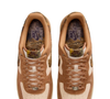 O clássico que nunca sai de cena acaba de ganhar uma versão ainda mais sofisticada: o Nike Air Force 1 em tom bege amarronzado é a prova de que tênis também pode ter cara de produção chic