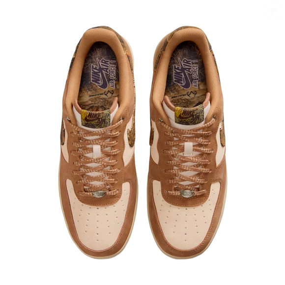 O clássico que nunca sai de cena acaba de ganhar uma versão ainda mais sofisticada: o Nike Air Force 1 em tom bege amarronzado é a prova de que tênis também pode ter cara de produção chic