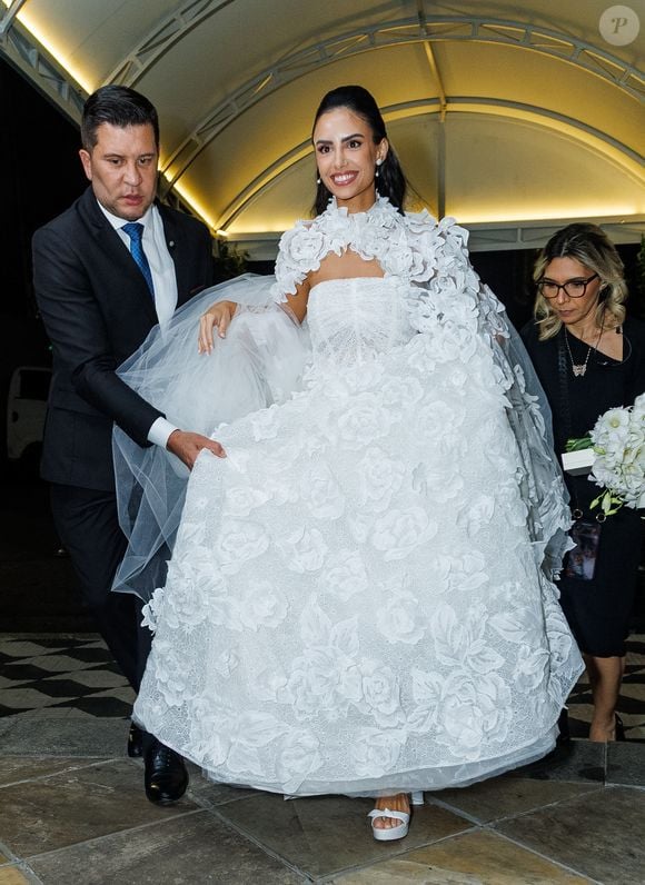 Para o grande dia, Geórgia Fröhlich apostou em um vestido romântico com aplicações de flores em alto-relevo