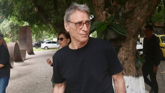 Herson Capri se despede do diretor de novelas da Globo Dennis Carvalho em velório, 12 dias após sofrer infarto e ficar internado em CTI