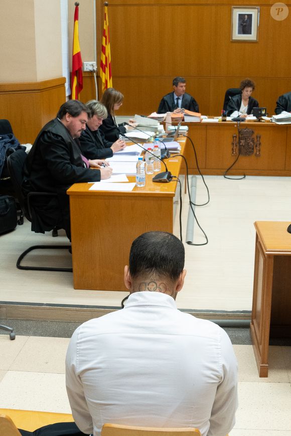 Daniel Alves foi absolvido da acusação de estupro um ano após deixar a cadeia, onde ficou preso por 14 meses