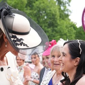 Entre sorrisos e conversas com convidados, Kate Middleton surgiu radiante, unindo elegância clássica e homenagens emocionantes à história da Família Real