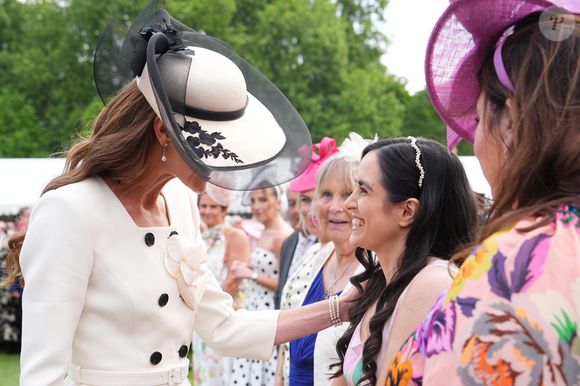 Entre sorrisos e conversas com convidados, Kate Middleton surgiu radiante, unindo elegância clássica e homenagens emocionantes à história da Família Real