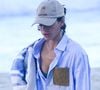Bruna Marquezine aproveitou o dia de sol no Rio de Janeiro com um look praiano despojado e cheio de referências fashionistas