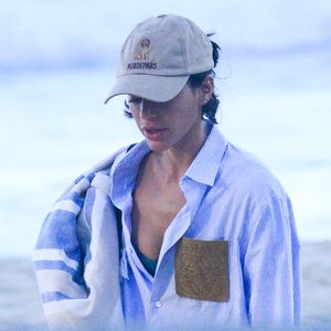 Bruna Marquezine aproveitou o dia de sol no Rio de Janeiro com um look praiano despojado e cheio de referências fashionistas