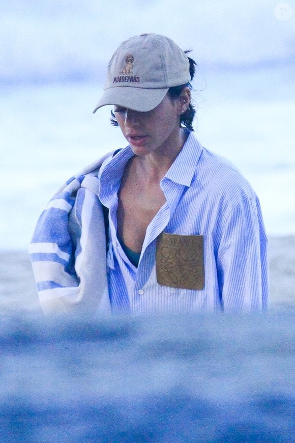 Bruna Marquezine aproveitou o dia de sol no Rio de Janeiro com um look praiano despojado e cheio de referências fashionistas