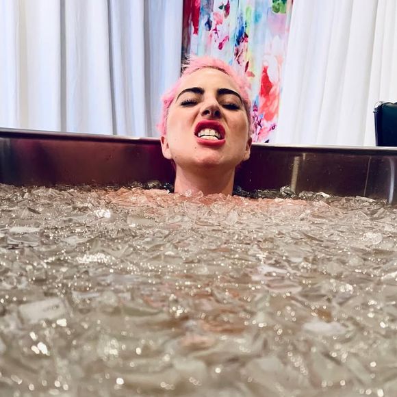 "Rotina pós-show: banho de gelo por 5 a 10 minutos, banho quente por 20 minutos e, em seguida, roupa de compressão com compressas de gelo por 20 minutos", escreveu ela.