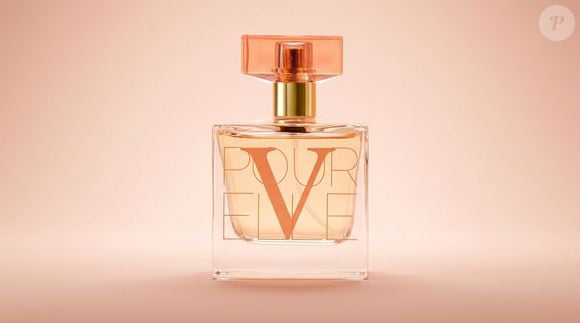 Notas solares e amadeiradas dão profundidade ao ‘V Pour Elle’, criando uma fragrância única