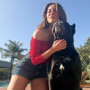 De acordo com a Vogue UK, a cantora Nancy Andersen, da banda Babeheaven, revelou que usa óleo de coco ou de amêndoas no corpo para hidratar a pele e reduzir o atrito entre as coxas durante dias quentes