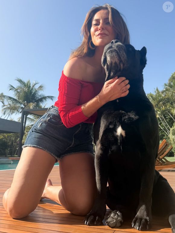 De acordo com a Vogue UK, a cantora Nancy Andersen, da banda Babeheaven, revelou que usa óleo de coco ou de amêndoas no corpo para hidratar a pele e reduzir o atrito entre as coxas durante dias quentes