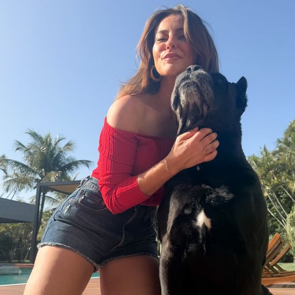 De acordo com a Vogue UK, a cantora Nancy Andersen, da banda Babeheaven, revelou que usa óleo de coco ou de amêndoas no corpo para hidratar a pele e reduzir o atrito entre as coxas durante dias quentes