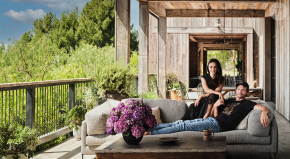 Para transformar essa visão em realidade, Ashton e Mila trabalharam com o arquiteto Howard Backen e a designer de interiores Vicky Charles.