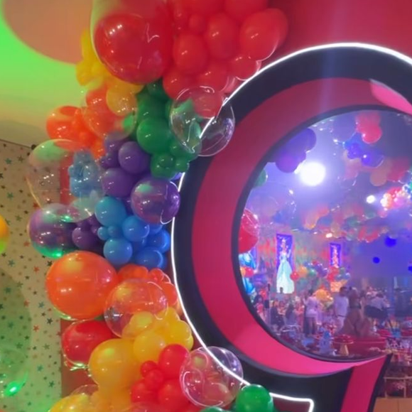 A festa de Maria Alice reuniu decoração monumental, experiências imersivas e mesas cenográficas inspiradas nos universos mais famosos da Disney em Goiânia