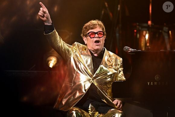 Elton John já operou os dois joelhos e guardou as patelas retiradas para a confecção de duas joias autorais