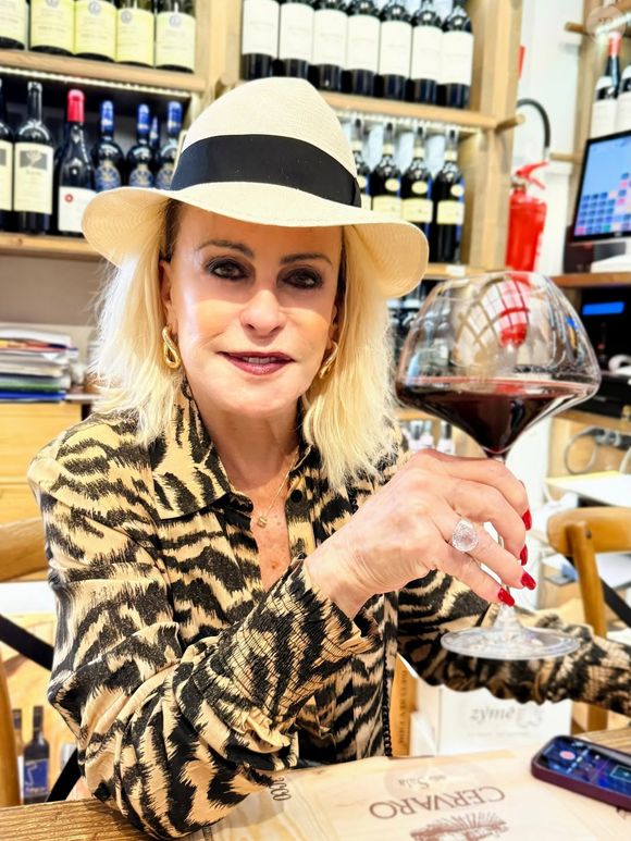Ana Maria Braga degustou vinho durante férias na Itália