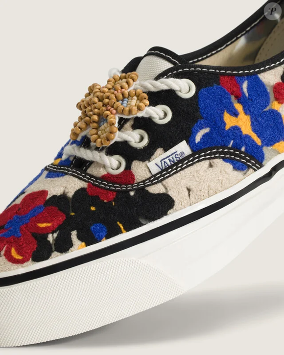 Inspirado no universo do artesanato, o lançamento da Vans aposta em cadarços com aparência de corda e detalhes que reforçam o charme manual da peça, tornando o calçado um dos modelos mais originais da temporada