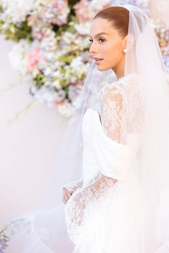 Vestido de Giovanna Lancellotti é uma peça exclusiva do estilista francês Giambattista Valli