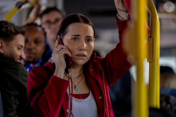 Adriana (Leticia Colin) – Jovem determinada e batalhadora, vive com a mãe Elisa (Isabela Garcia), com o avô Otoniel (Tony Ramos) e com o irmão, Maurício (João Victor Gonçalves).