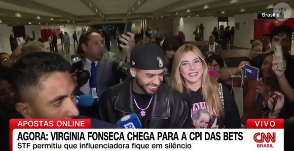 Virginia usou roupa com foto da filha ao depor em Brasília