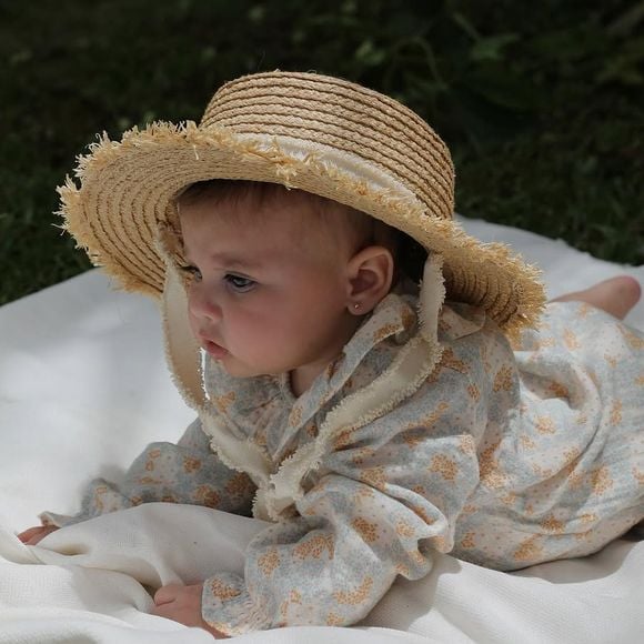 Com um lookzinho florido em tons pasteis, a 3ª filha de Neymar encantou internautas com sua beleza e fofura