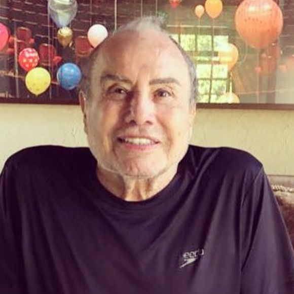 Stênio Garcia revela estar em crise financeira: ator de 93 anos fala pela 1ª vez após processar as filhas e expõe 'ajuda da esposa para sobreviver'