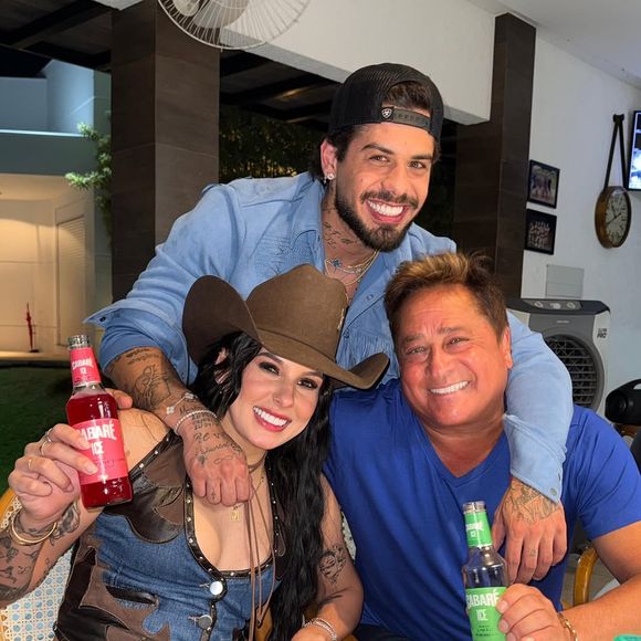 Zé Felipe viajou neste domingo com os pais e Ana Castela, que vem sendo apontada com sua namorada