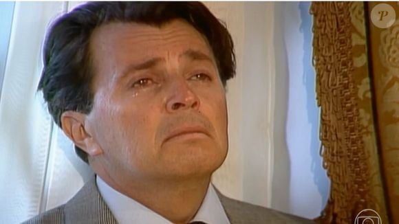 Qual é o final de Renato em 'Rainha da Sucata'? Vilão teria o final digno de um rei. Ele concentra o fogo em um depósito de gasolina para despistar a polícia. Assim, ganharia tempo para fugir em um avião;