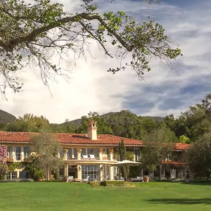 A casa principal da mansão onde Adam Levine viveu conta com seis quartos e sete banheiros, segundo informações do Idealista