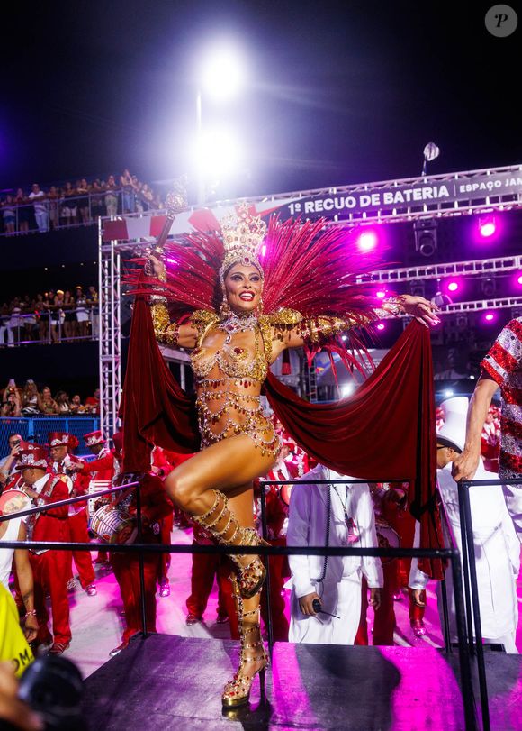 Juliana Paes afirma que não conseguiria manter dedicação exigida pelo posto de Rainha da Viradouro