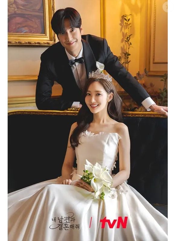 Park Min-young veste uma criação de cetim com pregas de renda