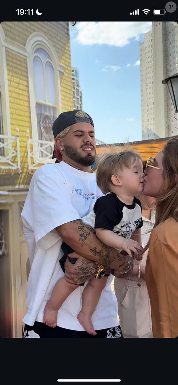 Virgínia brincou com o filho, que estava no colo de Zé Felipe