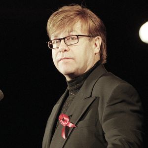 Durante o funeral de Gianni Versace, em julho de 1997, Diana chegou a confortar Elton John, que estava profundamente abalado pela morte do amigo, segundo informações de O Globo