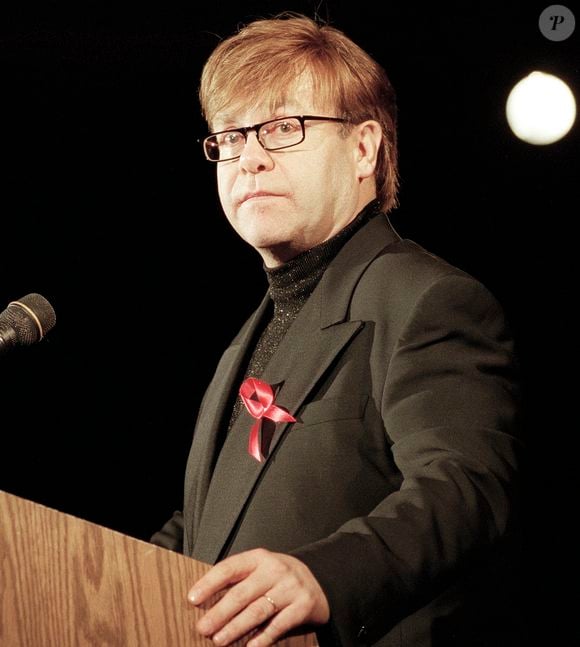 Durante o funeral de Gianni Versace, em julho de 1997, Diana chegou a confortar Elton John, que estava profundamente abalado pela morte do amigo, segundo informações de O Globo
