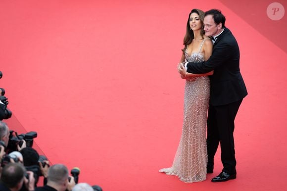 Entre os looks glamourosos das estrelas brasileiras e famosas internacionais desafiando as novas regras de vestimenta pelo tapete vermelho, o Festival de Cannes 2025 também foi palco para casais apaixonados