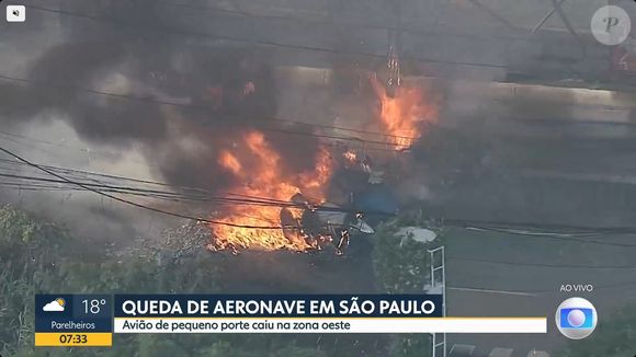 Avião que caiu hoje em São Paulo: piloto tentou pouso de emergência, mas não conseguiu. Na queda, bateu em árvores e placas de sinalização, bateu no solo e explodiu