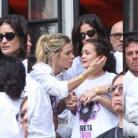 Unidas pelo amor: neta de Preta Gil, Sol de Maria é consolada por Carolina Dieckmmann após velório; veja fotos