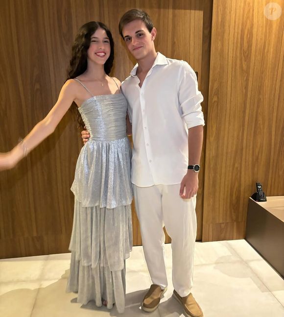 Escoliose: especialista alerta para uso do celular e postura, que podem causar problema na coluna