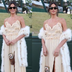 Mais de R$ 355 mil: o look de Bruna Marquezine com vestido fluido e cardigan de penas em casamento de Gio Lancellotti é mais caro que SUV de luxo