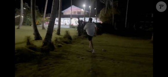 Descontrole total! Montoya invade a areia na tentativa de chegar ao outro lado.