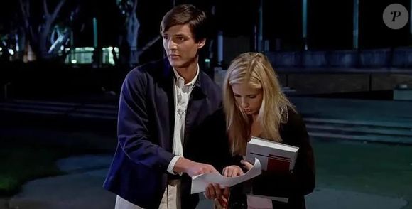 Pedro Pascal em "Buffy a Caça Vampiros" (1999), um de seus primeiros trabalhos na TV