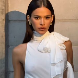 Bruna Marquezine usou vestido maxi sem mangas no programa 'Angélica Ao Vivo'