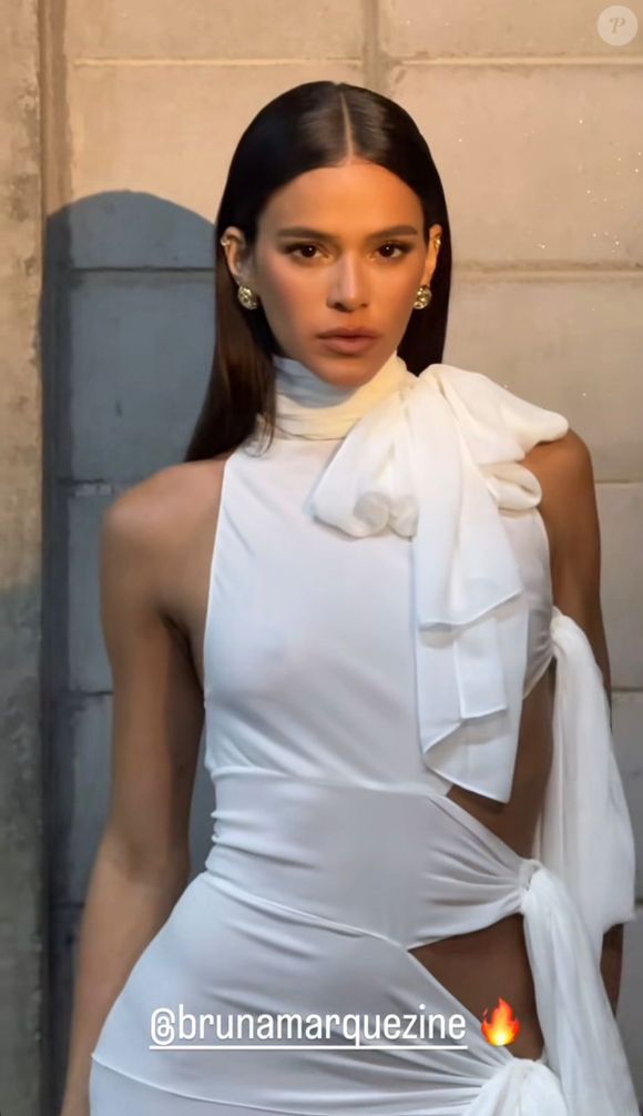 Bruna Marquezine usou vestido maxi sem mangas no programa 'Angélica Ao Vivo'